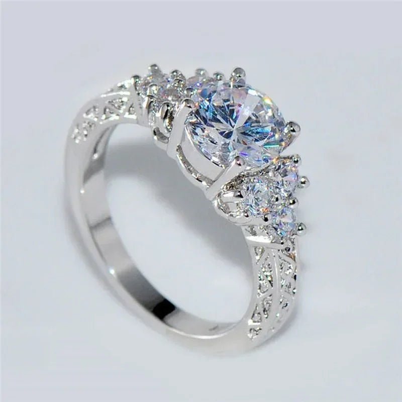 Exquises Bagues de Fiançailles pour Femmes Couleur Argent Zircon Blanc Bijoux de Mariage Anniversaire