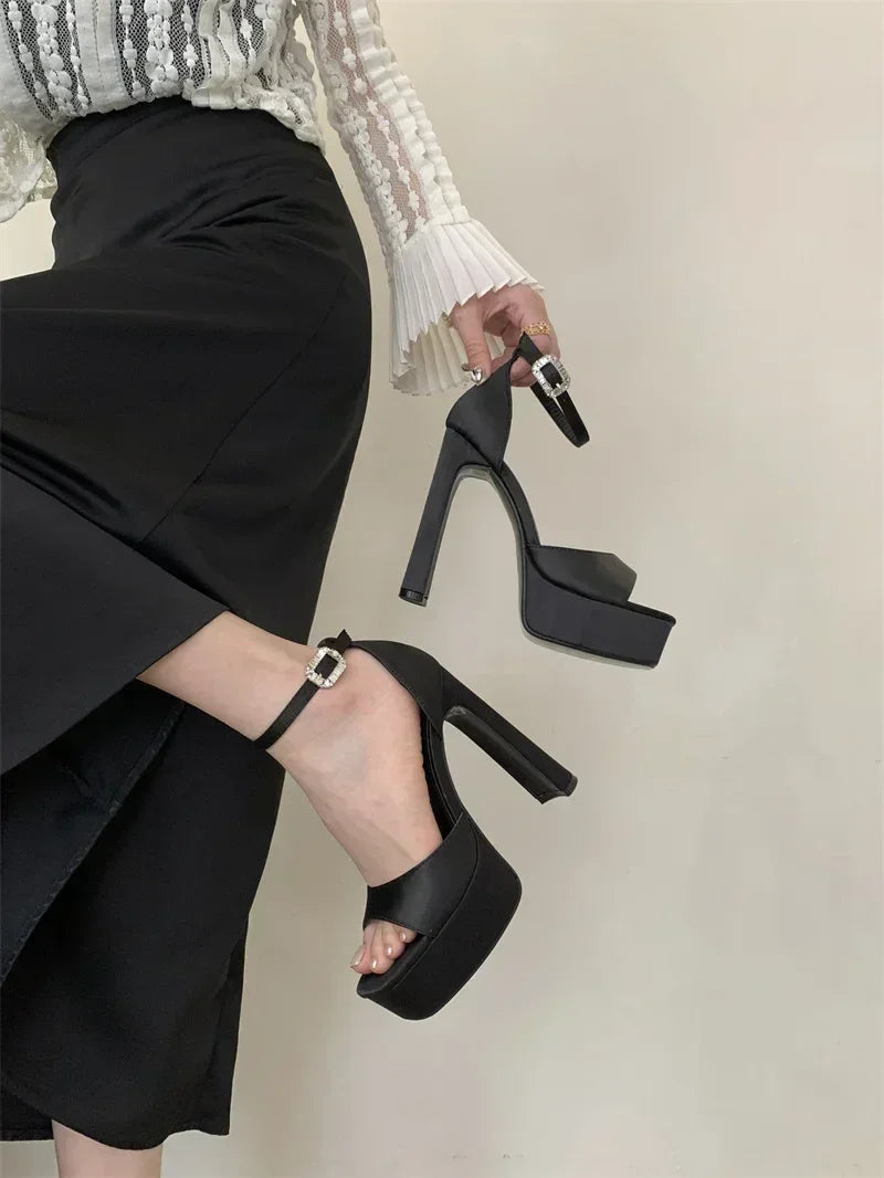 Liyke Runway Style Sandales à talons hauts noires pour femmes, en soie confortable, bout carré, bride à boucle, chaussures de soirée pour dames, taille 40