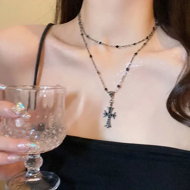 Collier ras du cou Femme Été Noir Strass Croix Jésus Pendentif Punk Vintage Double Couches Chaîne 2024 Collier Bohème Bijoux