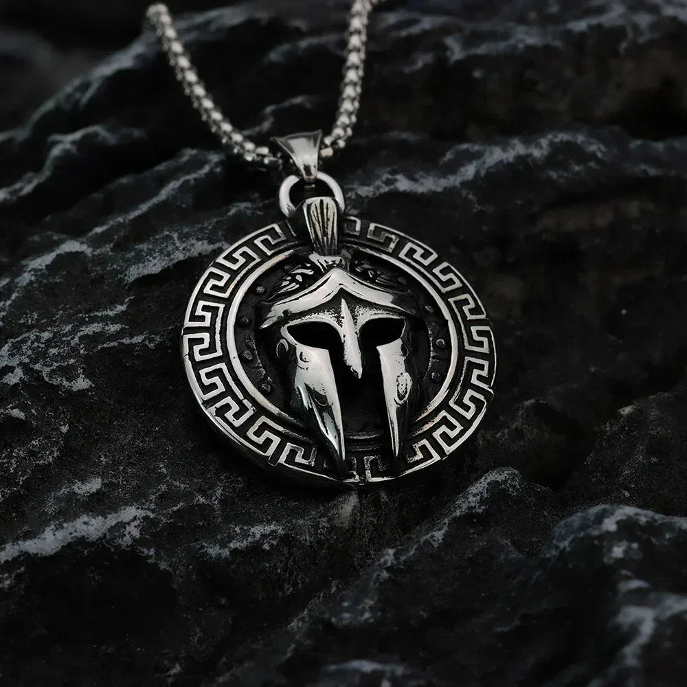 Collier homme en acier titane avec masque de guerrier Viking Spartan vintage européen et américain, pendentif casque tendance fait à la main