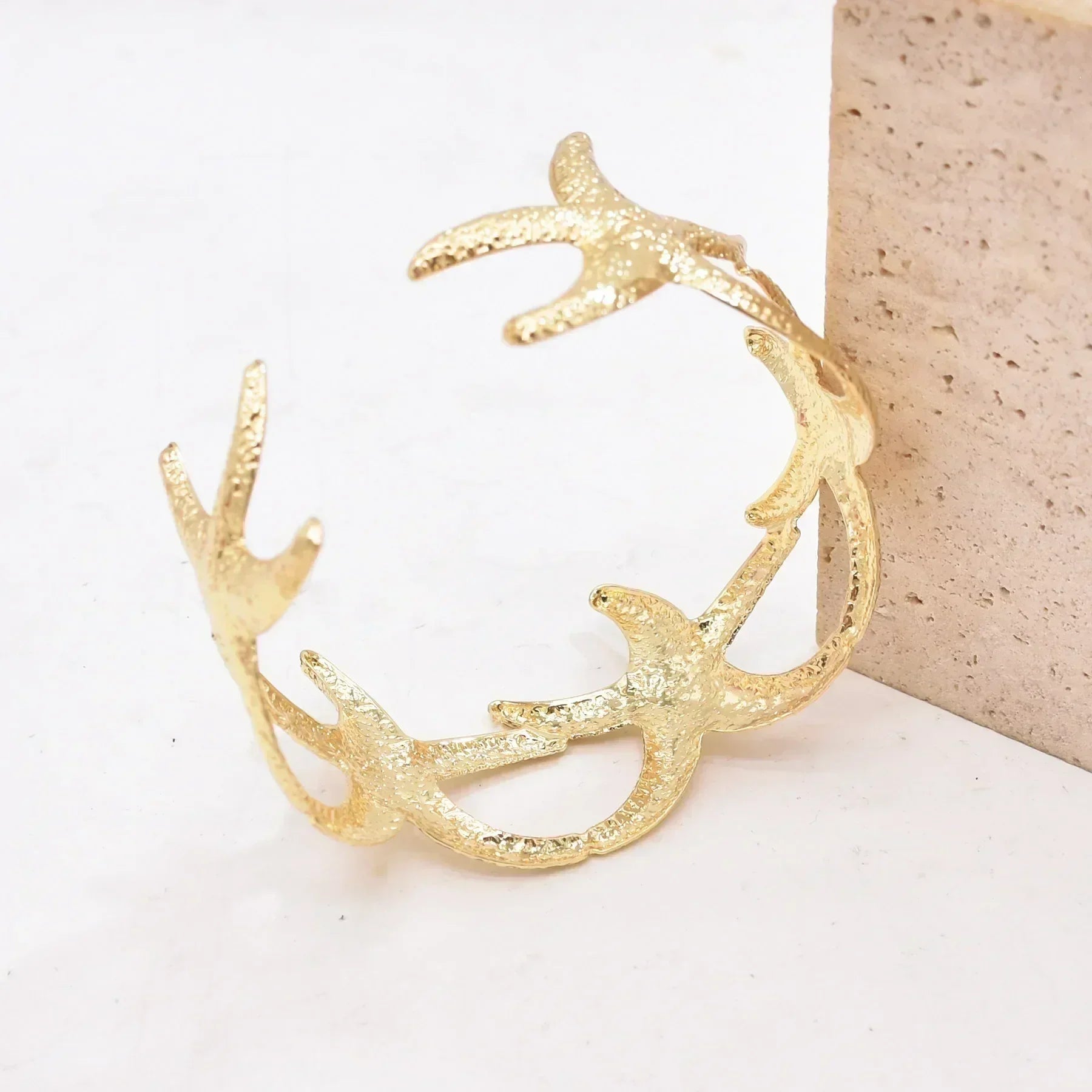 Nouveau bracelet de bras 2 étoiles de mer en alliage doré à la mode pour femmes, idéal pour l'été, la plage, les fêtes dansantes. Manchette, bracelets, accessoires de bijoux, cadeaux