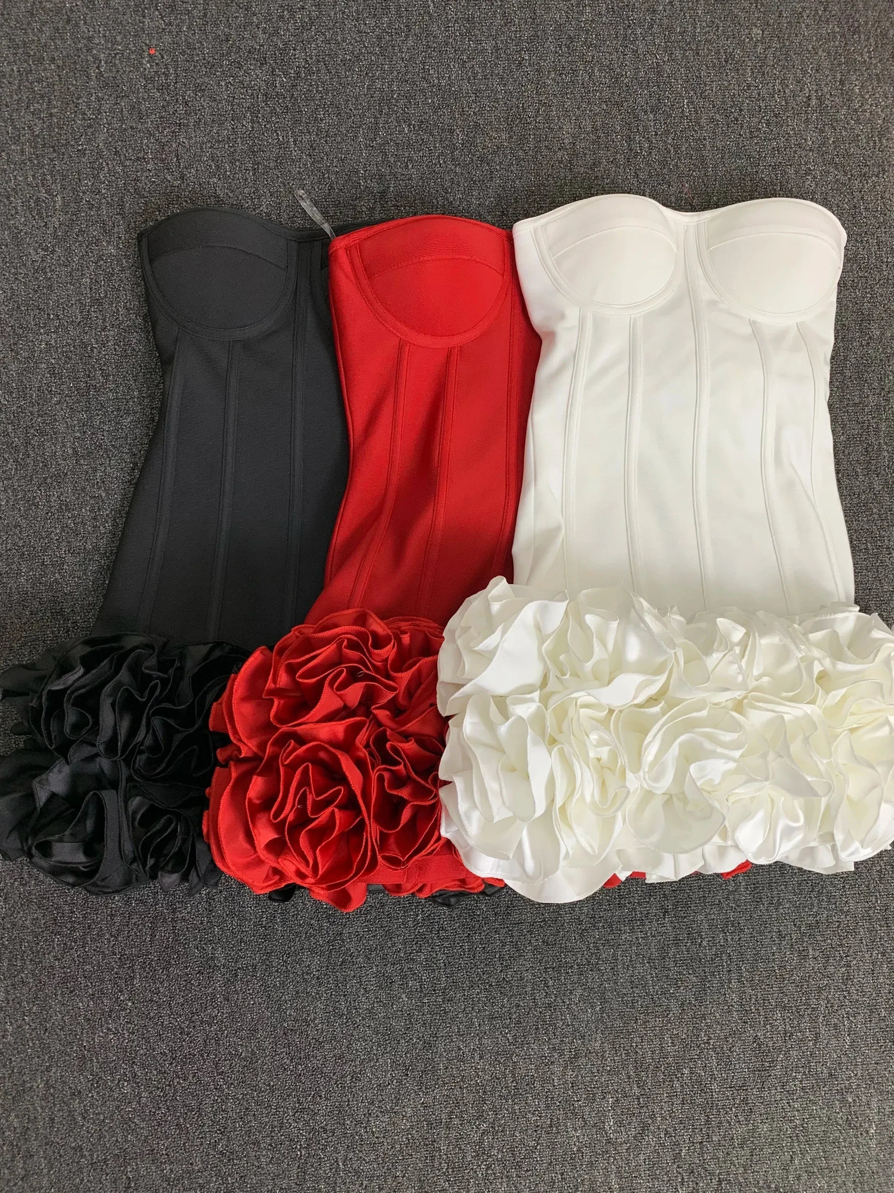De Vraies Photos Robe Femme Nouveau Bandage Sans Bretelles Lacets au Dos Fleurs Ourlet Moulante Mini Robes de Soirée Célébrité Anniversaire