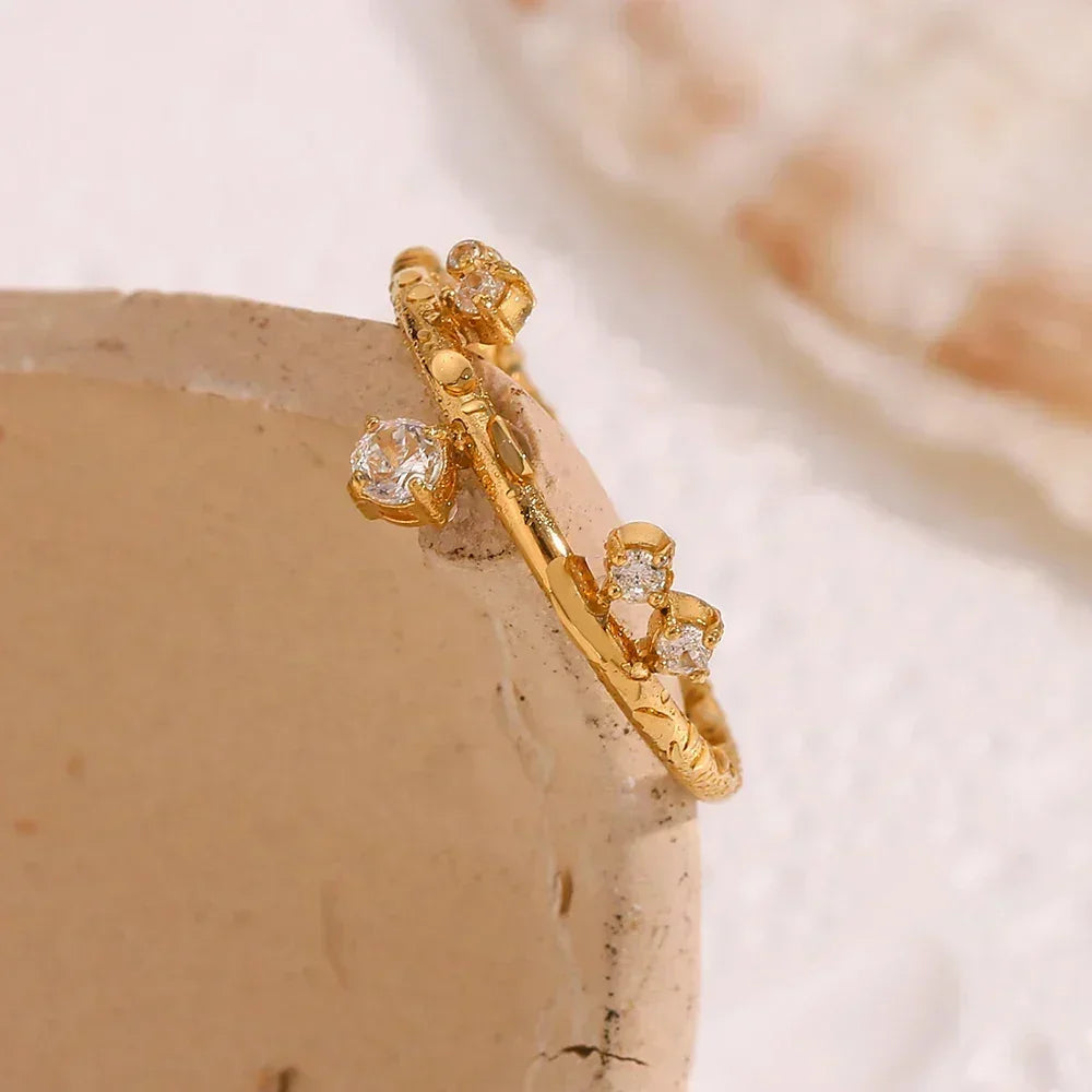 Bague Couronne E.B.belle Ornée de Strass Blancs Nouveauté - Bijou en Acier Inoxydable Hypoallergénique, Ne Ternit Pas, Plaqué Or 18 carats pour Femmes et Filles