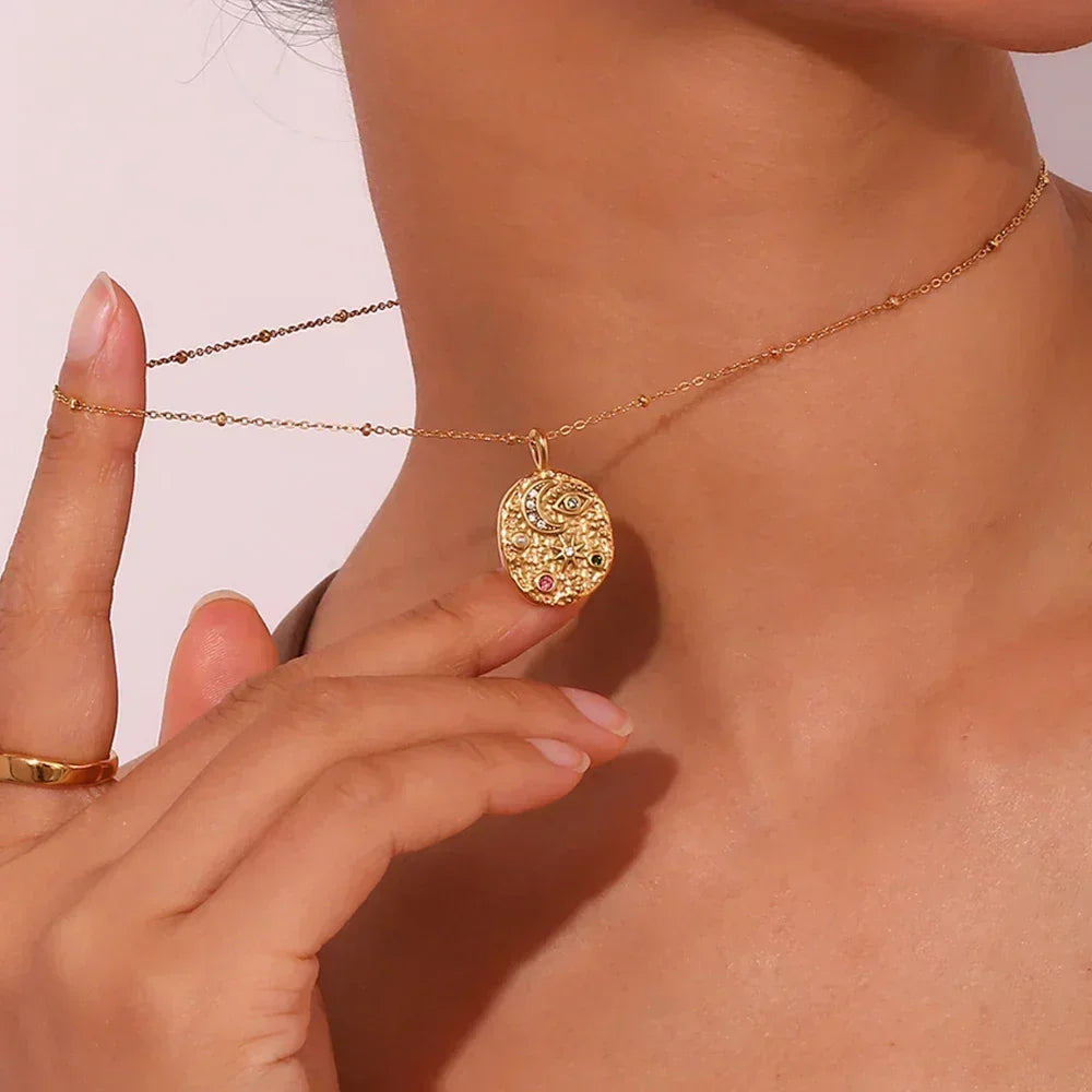 La. Muses Collier luxe rétro en acier inoxydable avec pendentif étoile lune en zircon cubique coloré, étanche