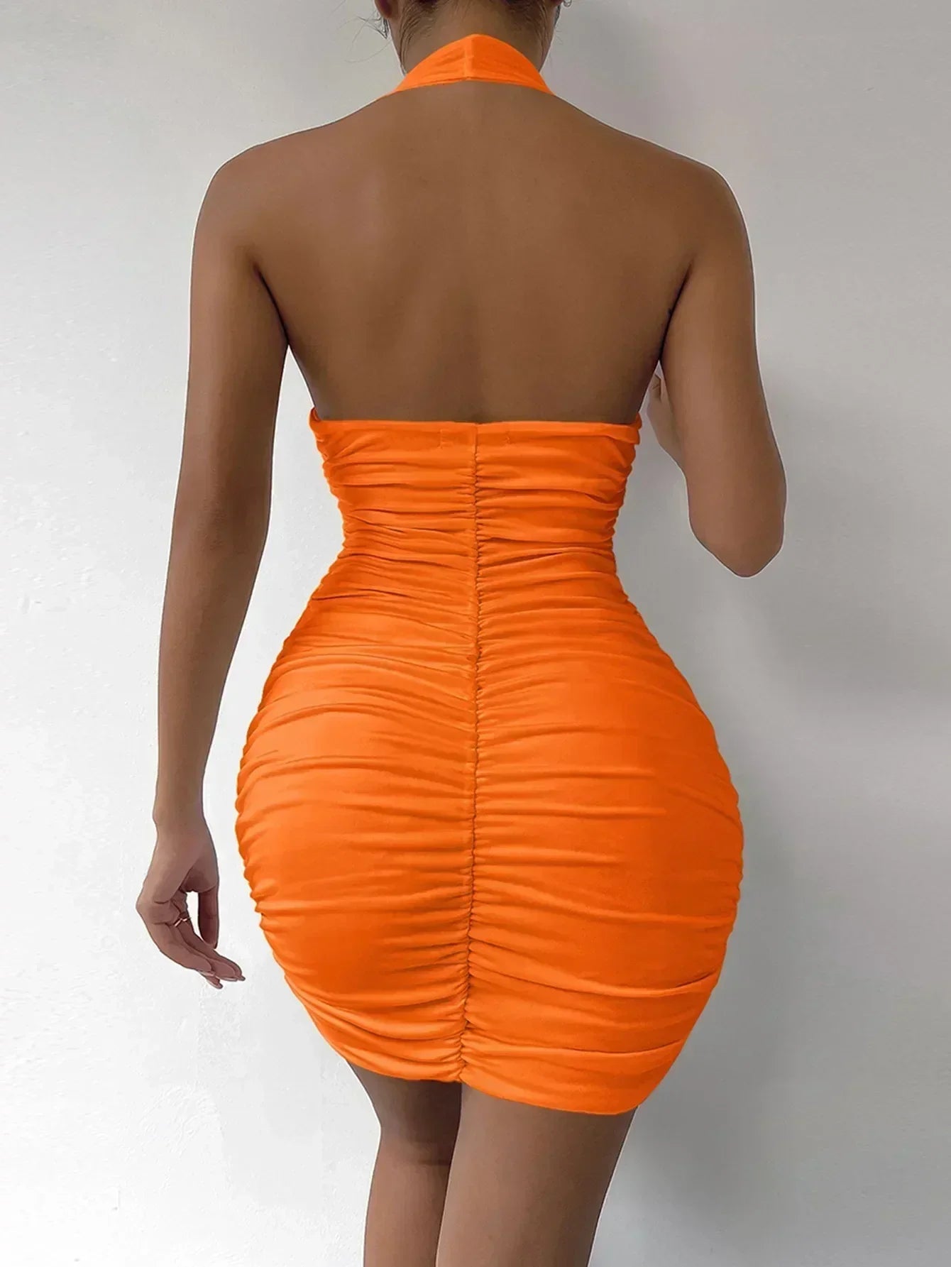 Robe courte sexy à col en V profond pour soirée, sans manches, dos nu, été 2024, blanche, licou, robe moulante pour femme, mini robe de club, tenue de club.