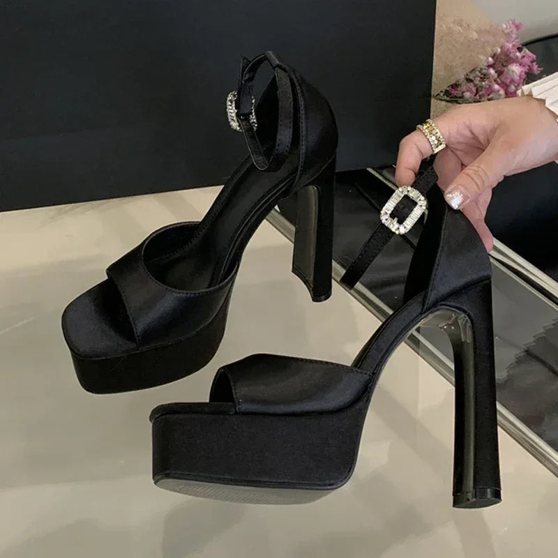 Liyke Runway Style Sandales à talons hauts noires pour femmes, en soie confortable, bout carré, bride à boucle, chaussures de soirée pour dames, taille 40