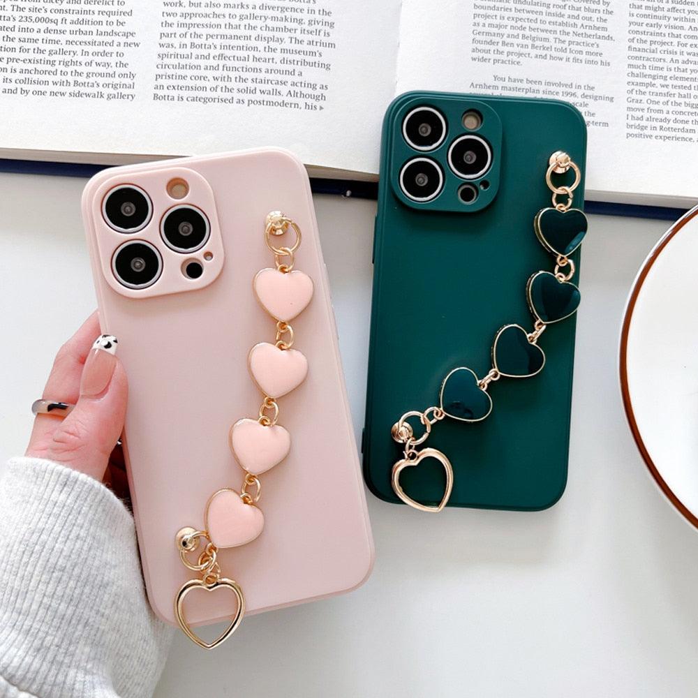 Coque de protection souple et flexible en silicone avec chaîne en cœur d'amour, bracelet à main pour femmes, étui de téléphone pour iPhone 12 13 14 Pro Max Mini 11 Pro Max X XS Max XR 7 8 Plus