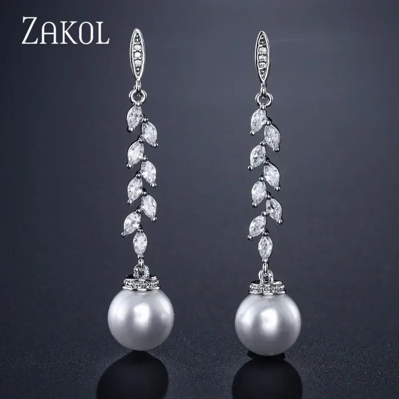 ZAKOL Boucles d'oreilles pendantes rondes imitation perles pour femmes, brillantes, en zircone et cristal, feuilles longues, bijoux de mariée pour mariage