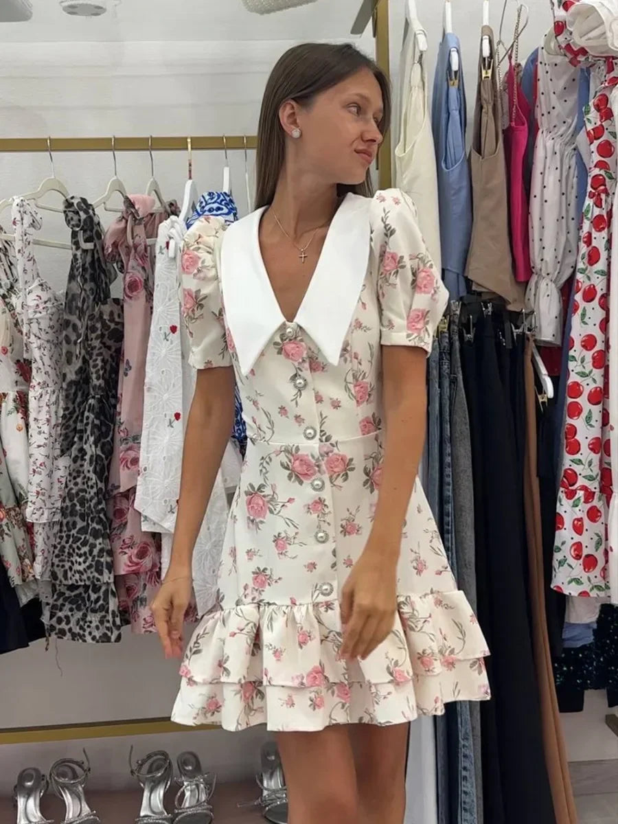 Mini-robe à manches bouffantes et col en V | Robe imprimée à volants et boutons en perles - Femstylo
