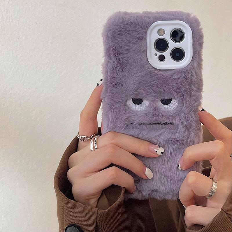 Étui de téléphone mignon et amusant en fourrure moelleuse pour iPhone 14 13 12 11 Pro Max Mini X Xs Xr 7 8 Plus Se 2020 Housse fille en peluche douce élégante et mignonne coque de téléphone douce et chaude pour l'hiver