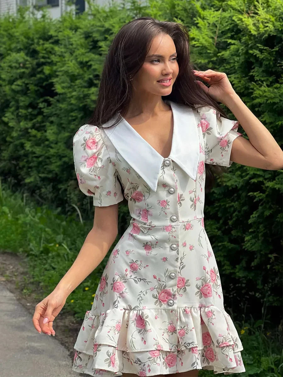 Mini-robe à manches bouffantes et col en V | Robe imprimée à volants et boutons en perles - Femstylo