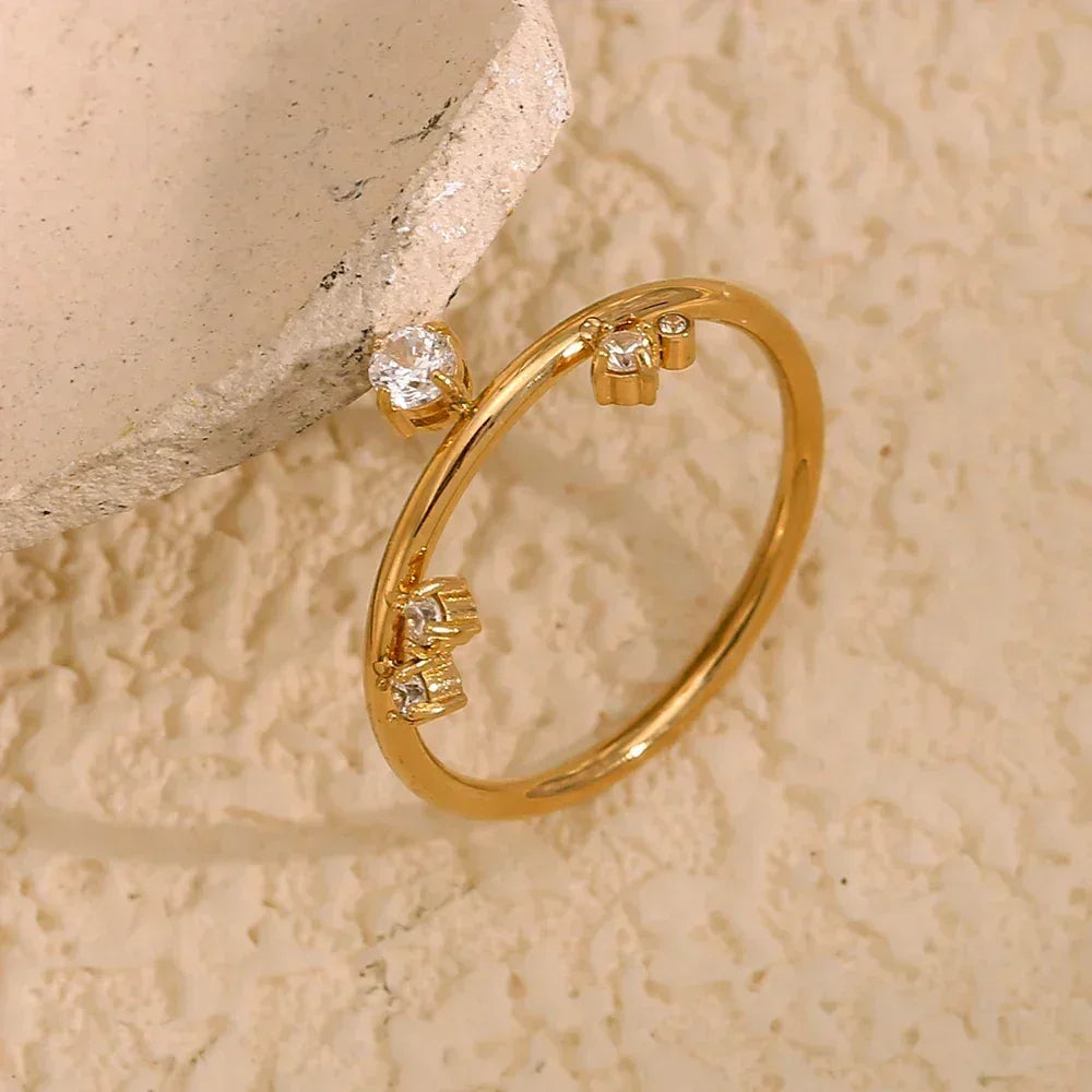 E.B.belle Bague Couronne Nouveauté Blanches Strass Bijoux en Acier Inoxydable Hypoallergénique Antirouille Plaqué Or 18 carats pour Femmes et Filles