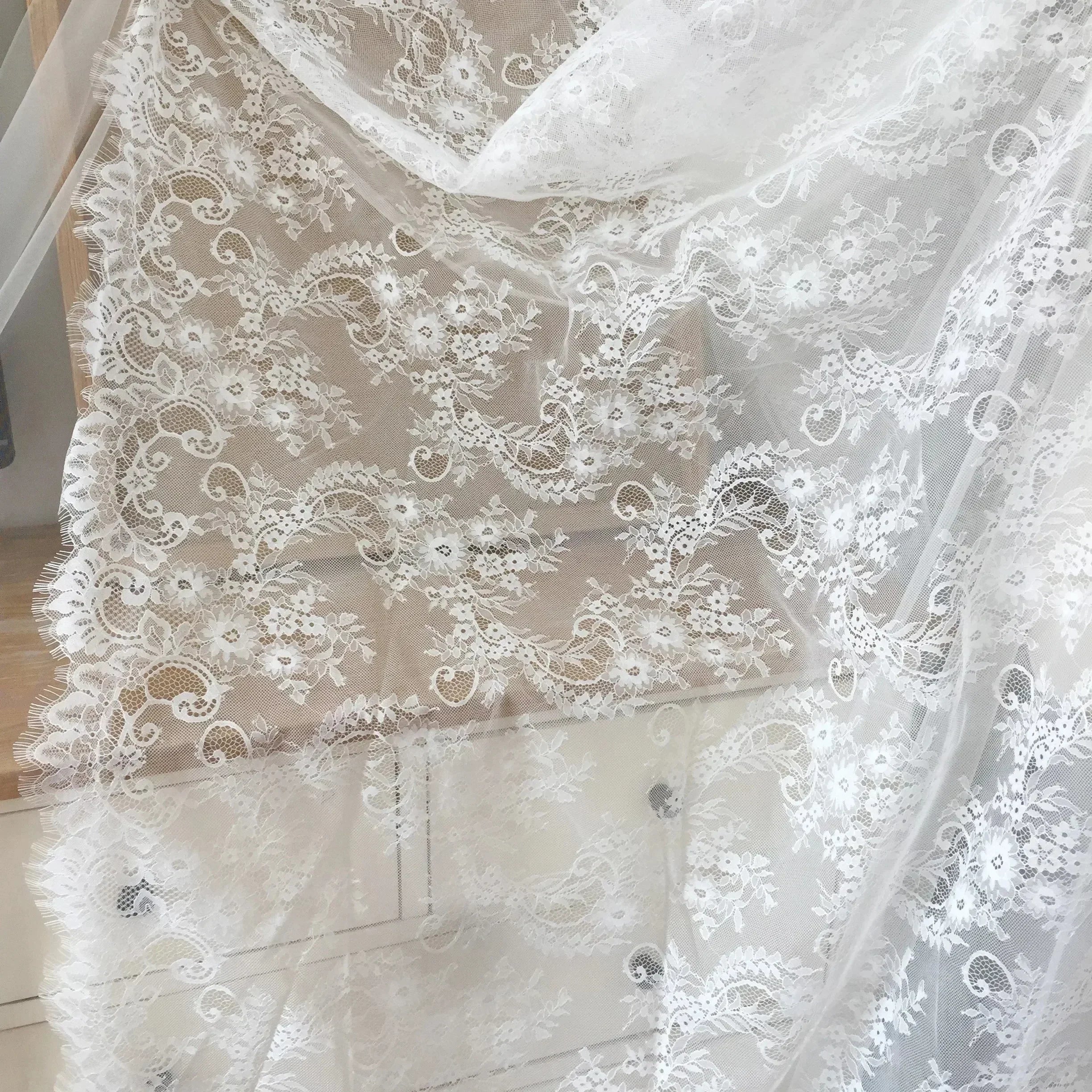 3 mètres/lot de Tissu en Dentelle de Chantilly Française Blanc cassé, Cils Broderie Dentelle Artisanat Voile de Mariée Accessoire de Dentelle Largeur 150cm