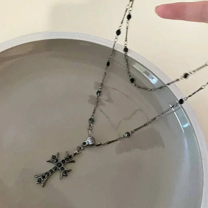 Collier ras du cou Femme Été Noir Strass Croix Jésus Pendentif Punk Vintage Double Couches Chaîne 2024 Collier Bohème Bijoux