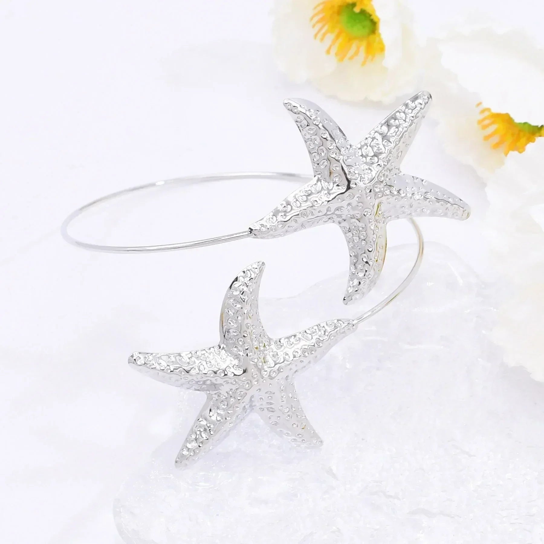 Nouveau bracelet de bras 2 étoiles de mer en alliage doré à la mode pour femmes, idéal pour l'été, la plage, les fêtes dansantes. Manchette, bracelets, accessoires de bijoux, cadeaux