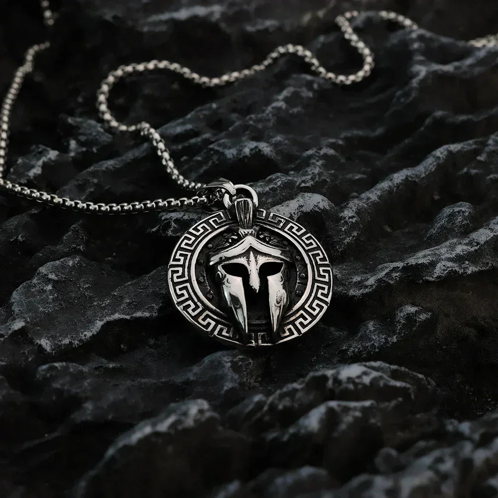 Collier homme en acier titane avec masque de guerrier Viking Spartan vintage européen et américain, pendentif casque tendance fait à la main
