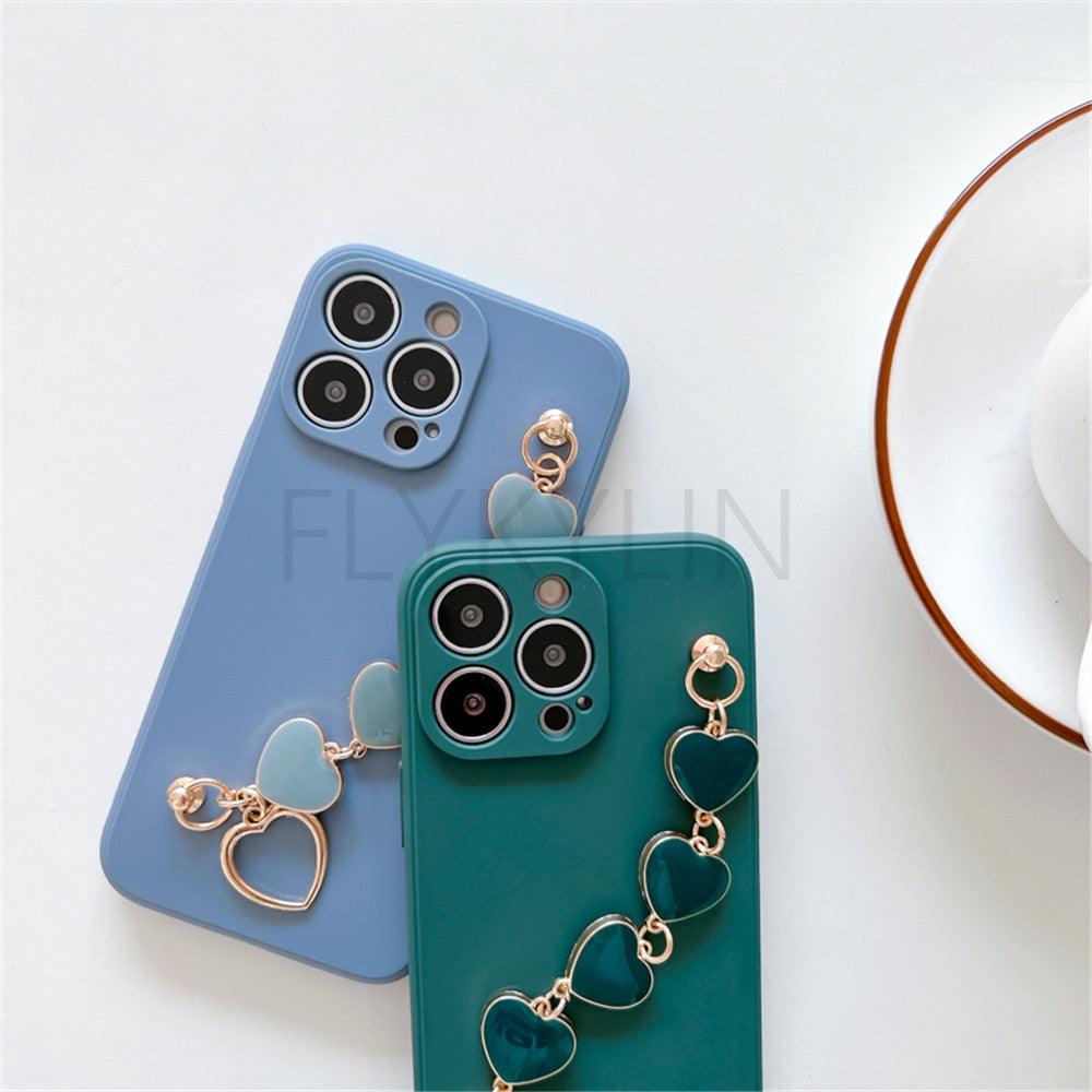 Coque de protection souple et flexible en silicone avec chaîne en cœur d'amour, bracelet à main pour femmes, étui de téléphone pour iPhone 12 13 14 Pro Max Mini 11 Pro Max X XS Max XR 7 8 Plus