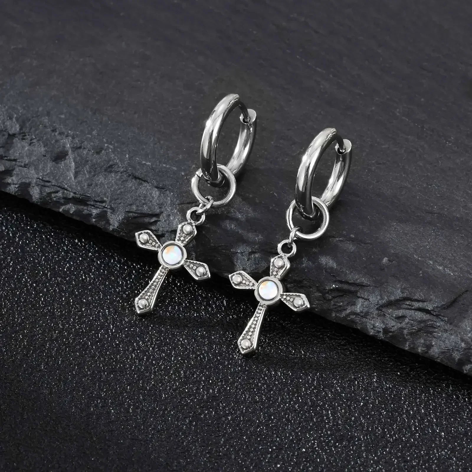 Boucles d'oreilles Huggies Punk pour homme, boucles d'oreilles pendantes vintage en acier inoxydable avec longue chaîne, cadeau élégant boucles d'oreilles croix