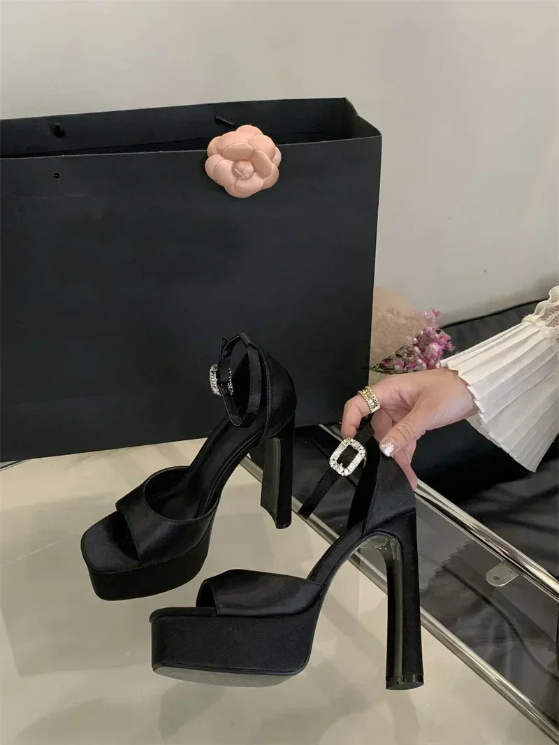 Liyke Runway Style Sandales à talons hauts noires pour femmes, en soie confortable, bout carré, bride à boucle, chaussures de soirée pour dames, taille 40