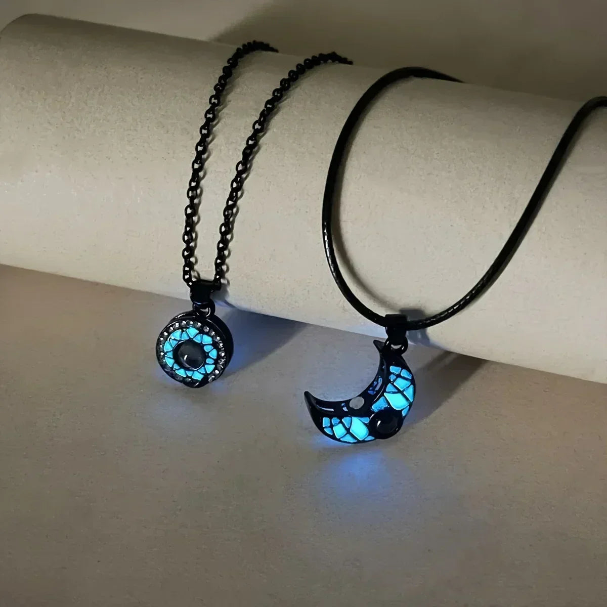 2 colliers de couple lumineux à projection lune et soleil, exprimant "Je t'aime" en 100 langues - bijoux cadeaux à la mode