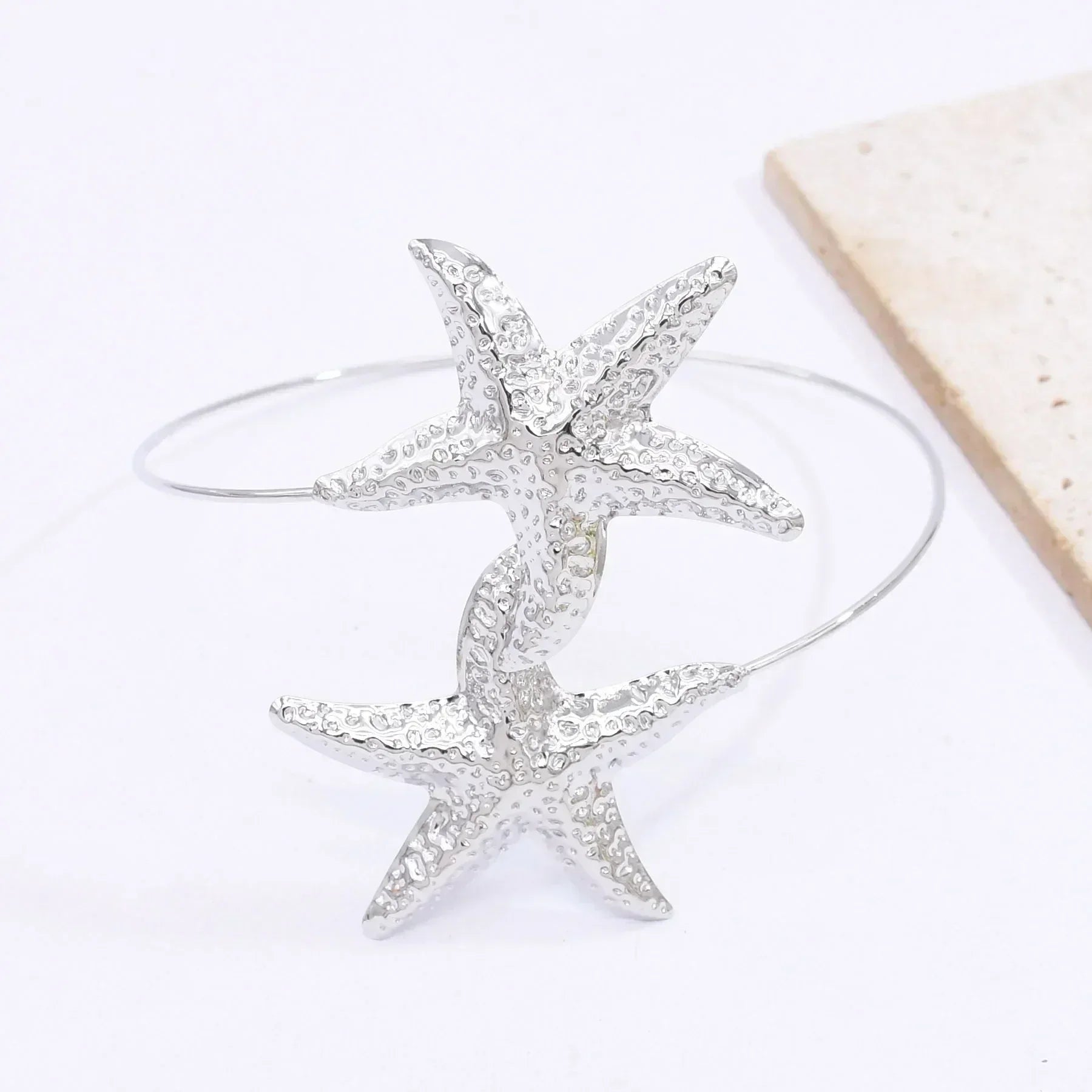 Nouveau bracelet de bras 2 étoiles de mer en alliage doré à la mode pour femmes, idéal pour l'été, la plage, les fêtes dansantes. Manchette, bracelets, accessoires de bijoux, cadeaux