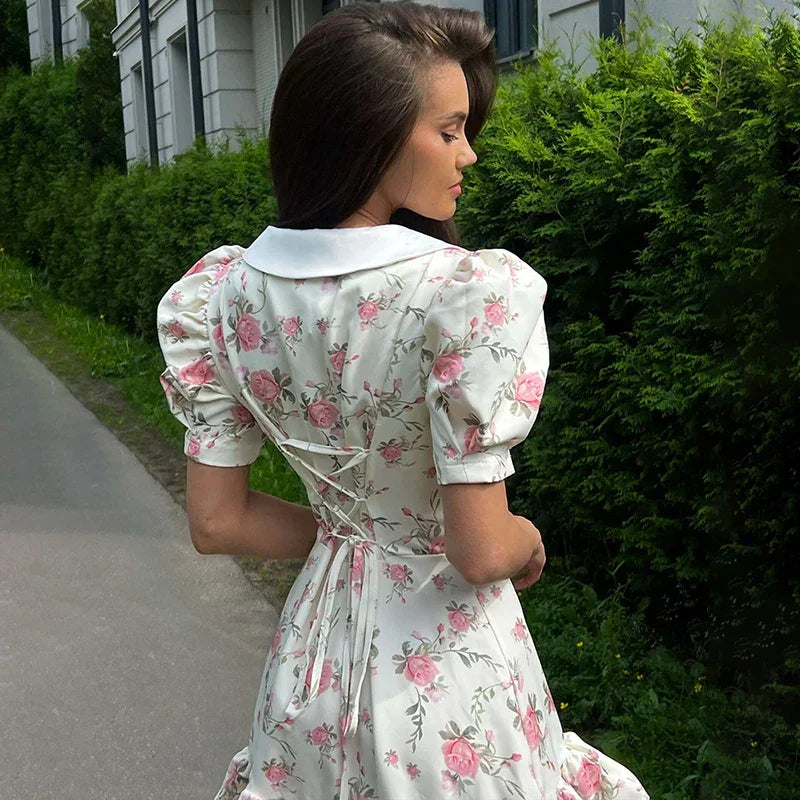 Mini-robe à manches bouffantes et col en V | Robe imprimée à volants et boutons en perles - Femstylo
