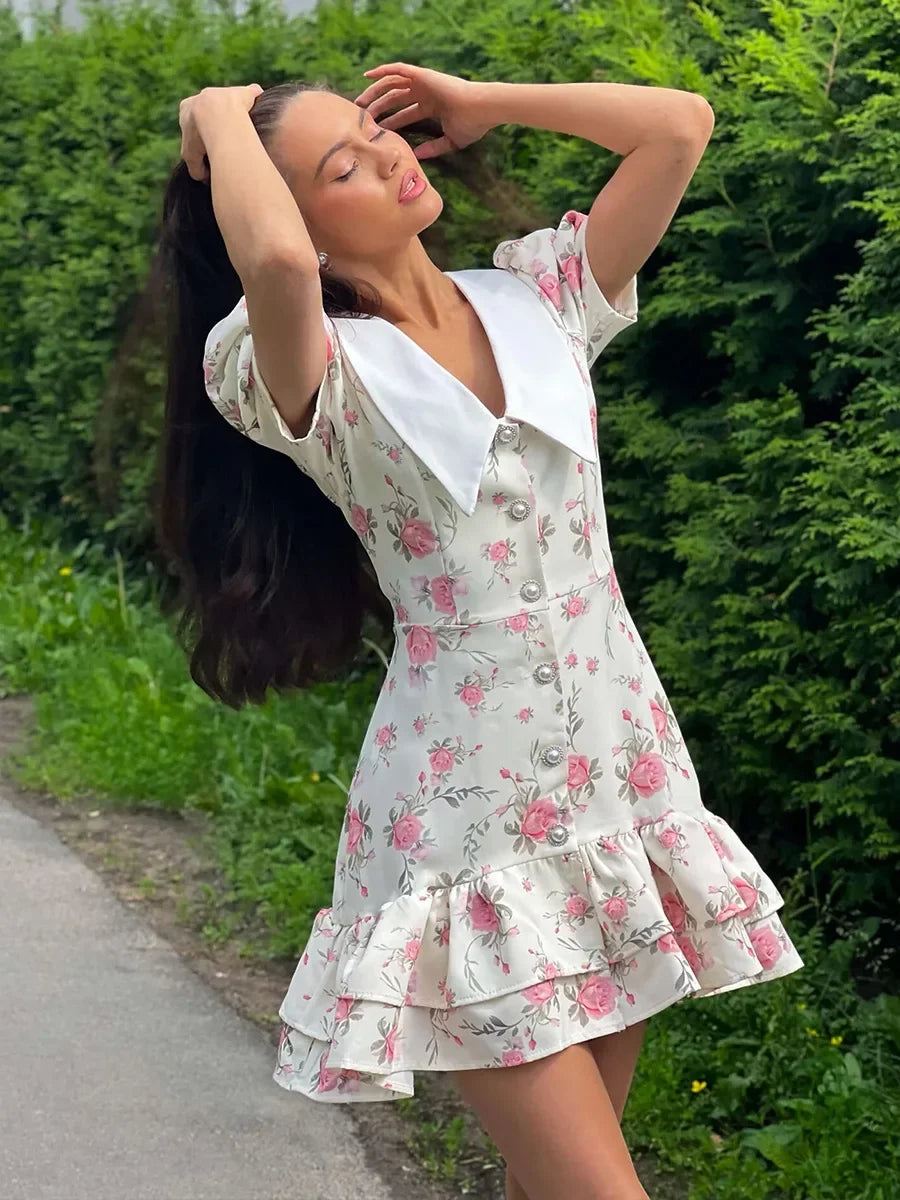 Mini-robe à manches bouffantes et col en V | Robe imprimée à volants et boutons en perles - Femstylo