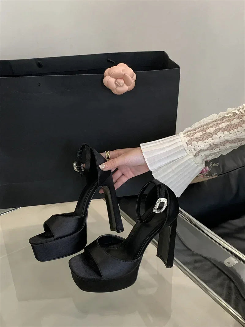 Liyke Runway Style Sandales à talons hauts noires pour femmes, en soie confortable, bout carré, bride à boucle, chaussures de soirée pour dames, taille 40