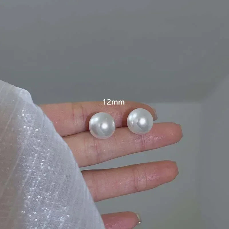 Boucles d'oreilles clous coréennes élégantes en perles blanches brillantes pour femmes, simples et exquises, imitation perles rondes, bijoux de mariage et de fête