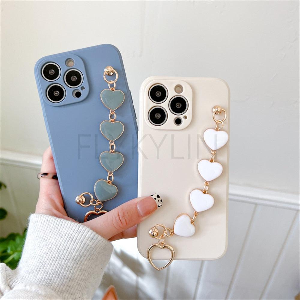 Coque de protection souple et flexible en silicone avec chaîne en cœur d'amour, bracelet à main pour femmes, étui de téléphone pour iPhone 12 13 14 Pro Max Mini 11 Pro Max X XS Max XR 7 8 Plus