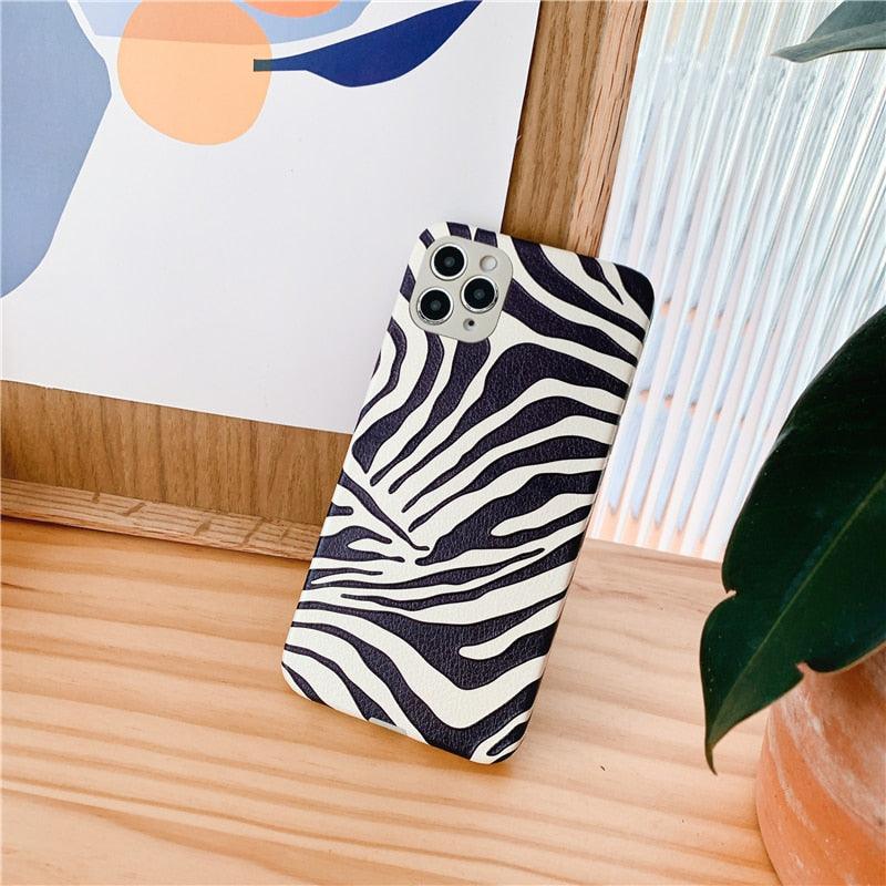 Coque de téléphone de luxe en cuir motif zèbre noir et blanc pour iPhone 13 12 11 14 Pro Max Xs Xr 7 14 Plus Coque arrière en silicone souple anti-chute Fine et souple de luxe antichoc brillante pour filles et femmes Coque iPhone imprimé zèbre