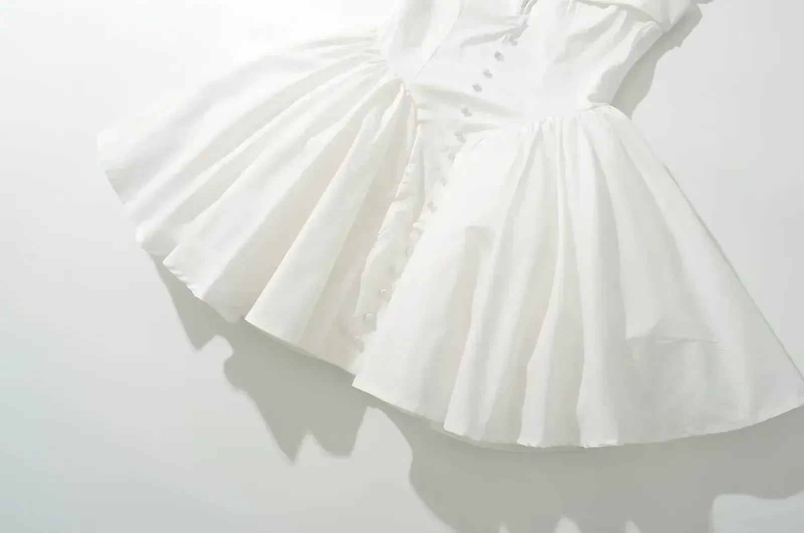 YENKYE Robe d'été blanche courte et évasée pour femme, sexy, à manches courtes, taille basse, élégante, pour soirée, demoiselles d'honneur