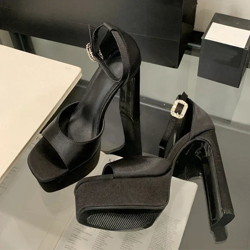 Liyke Runway Style Sandales à talons hauts noires pour femmes, en soie confortable, bout carré, bride à boucle, chaussures de soirée pour dames, taille 40
