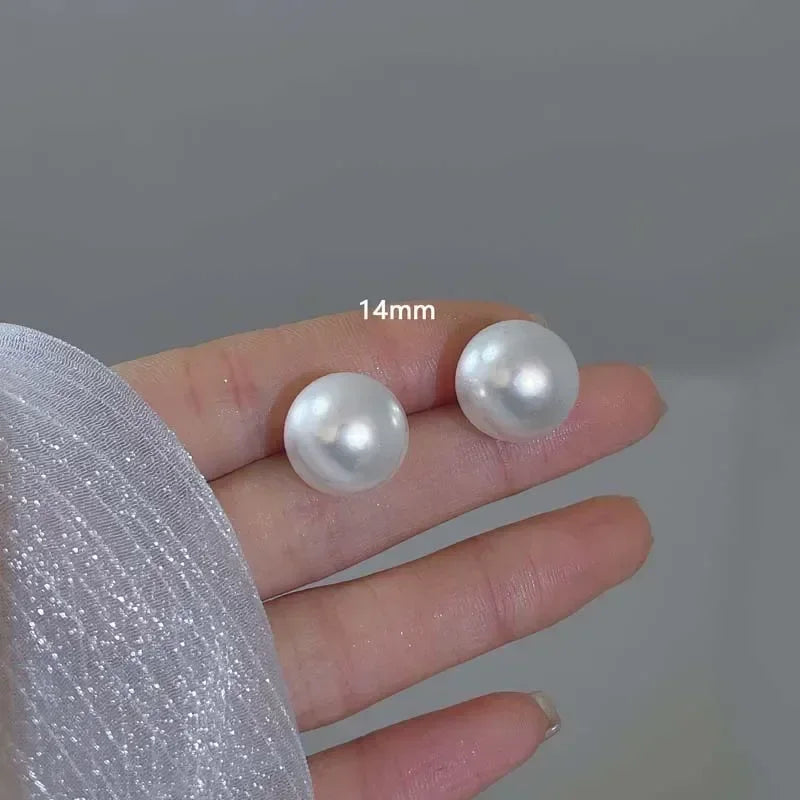 Boucles d'oreilles clous coréennes élégantes en perles blanches brillantes pour femmes, simples et exquises, imitation perles rondes, bijoux de mariage et de fête