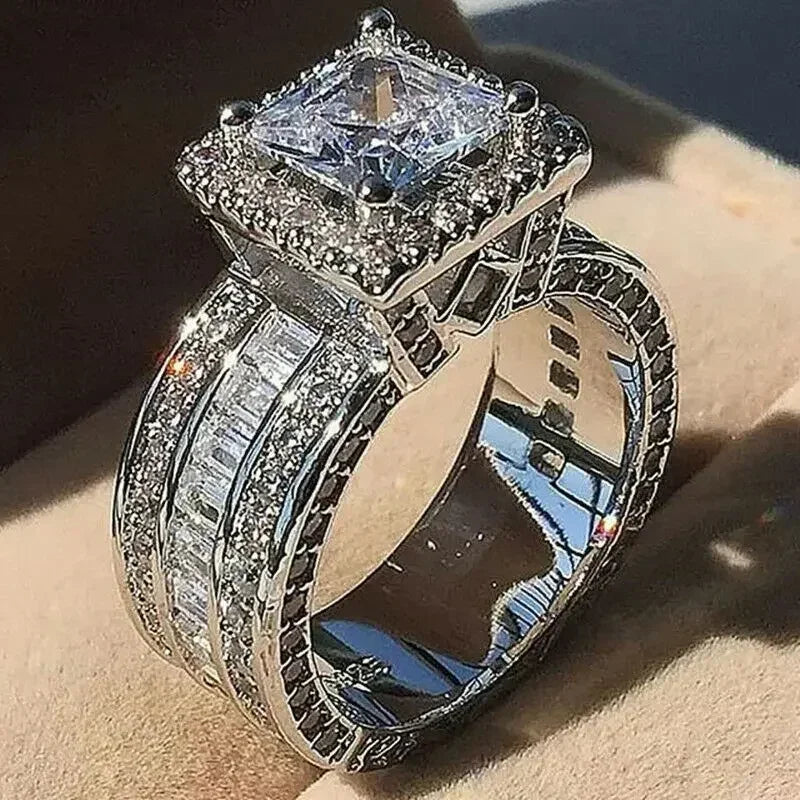 Exquises Bagues de Fiançailles pour Femmes Couleur Argent Zircon Blanc Bijoux de Mariage Anniversaire