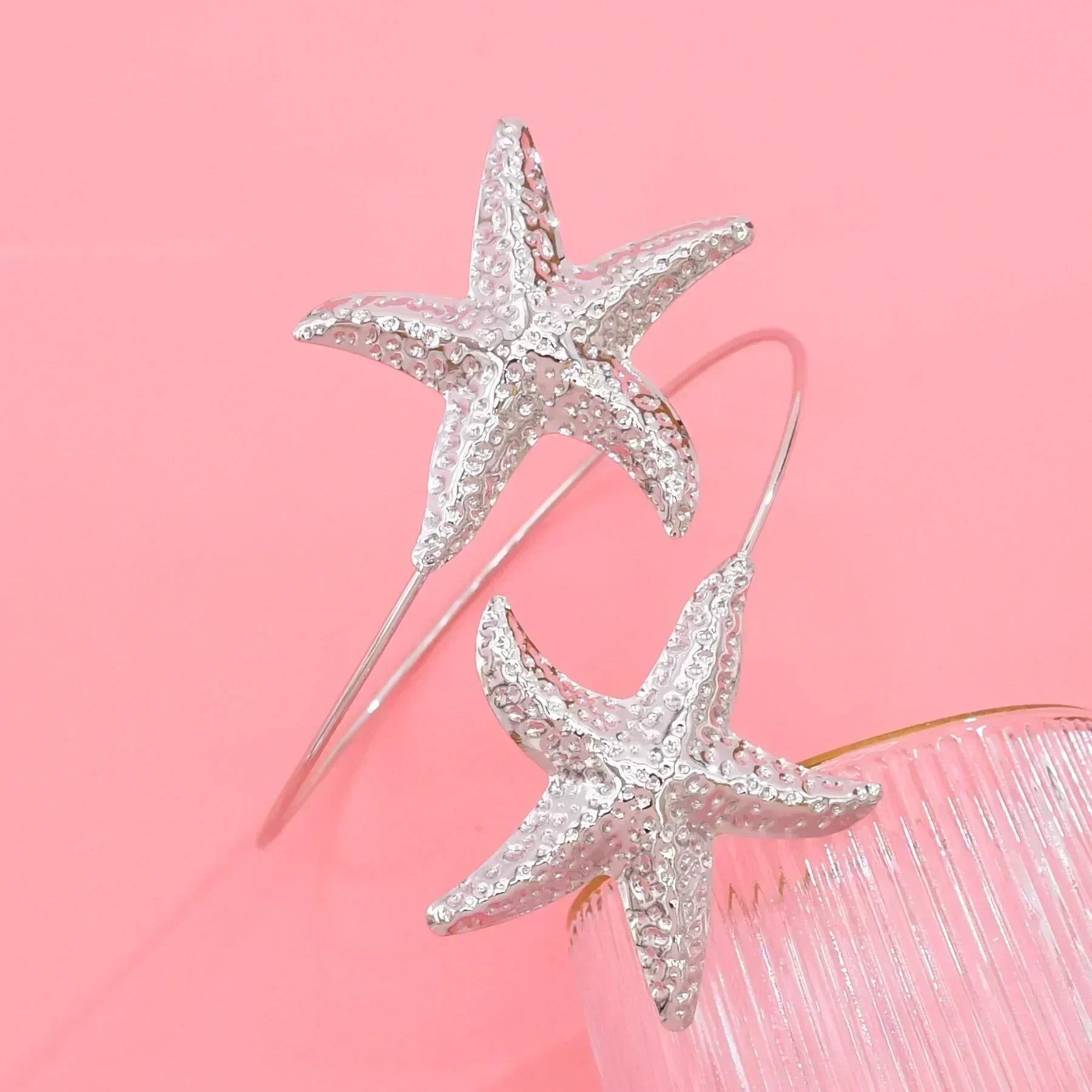 Nouveau bracelet de bras 2 étoiles de mer en alliage doré à la mode pour femmes, idéal pour l'été, la plage, les fêtes dansantes. Manchette, bracelets, accessoires de bijoux, cadeaux