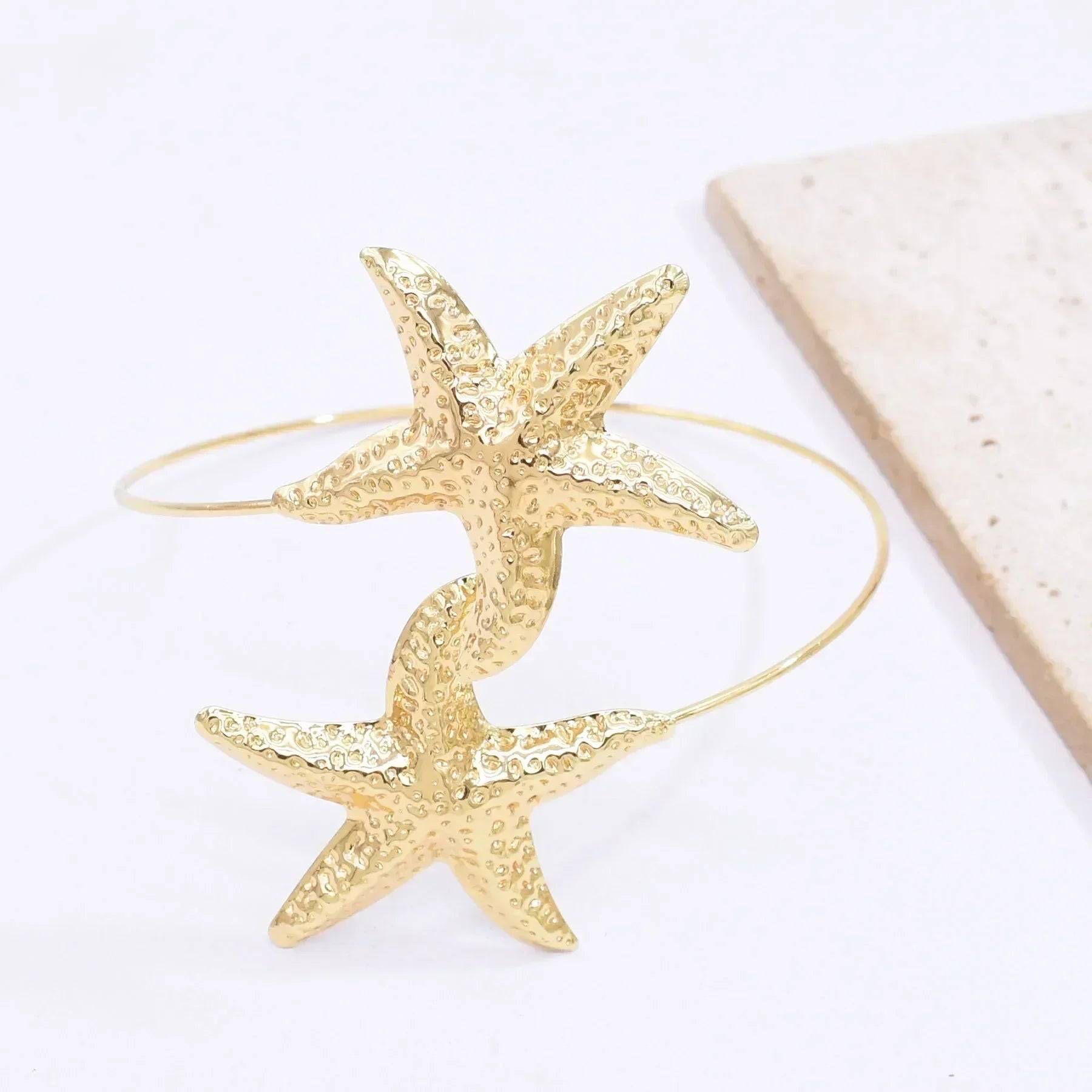 Nouveau bracelet de bras 2 étoiles de mer en alliage doré à la mode pour femmes, idéal pour l'été, la plage, les fêtes dansantes. Manchette, bracelets, accessoires de bijoux, cadeaux