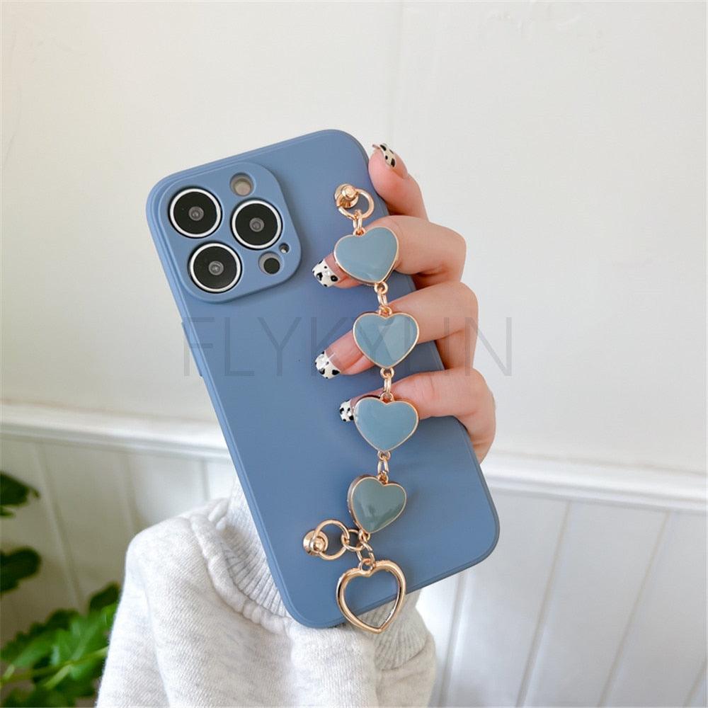 Coque de protection souple et flexible en silicone avec chaîne en cœur d'amour, bracelet à main pour femmes, étui de téléphone pour iPhone 12 13 14 Pro Max Mini 11 Pro Max X XS Max XR 7 8 Plus