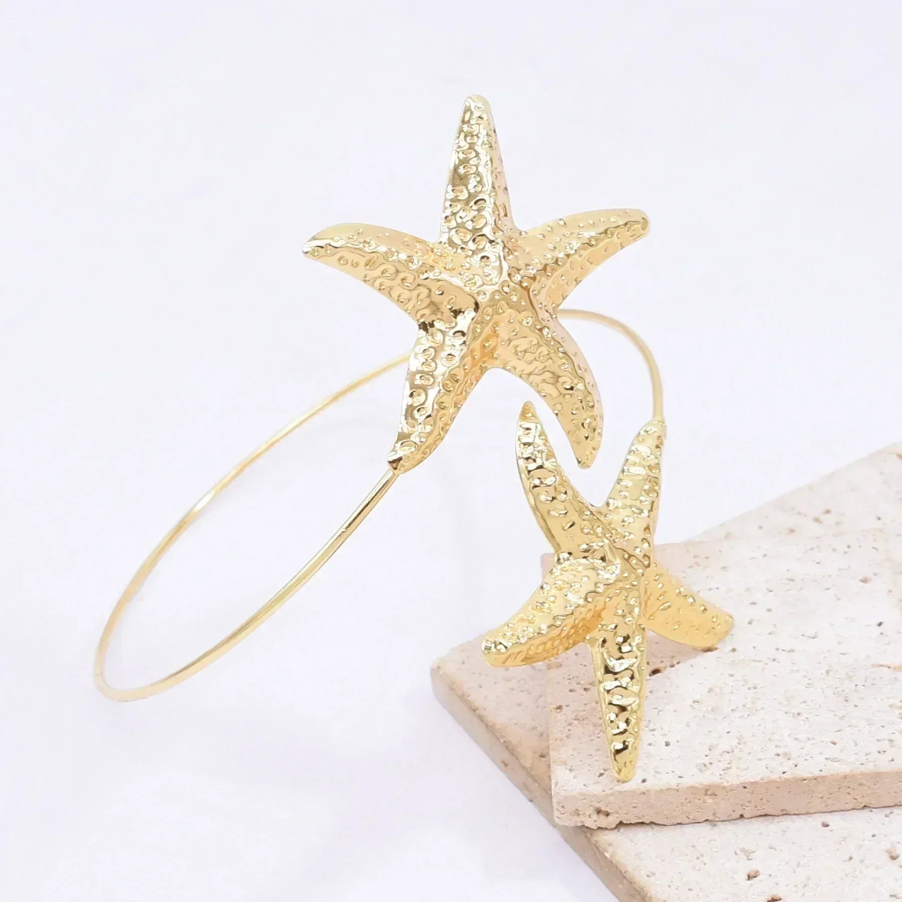 Nouveau bracelet de bras 2 étoiles de mer en alliage doré à la mode pour femmes, idéal pour l'été, la plage, les fêtes dansantes. Manchette, bracelets, accessoires de bijoux, cadeaux