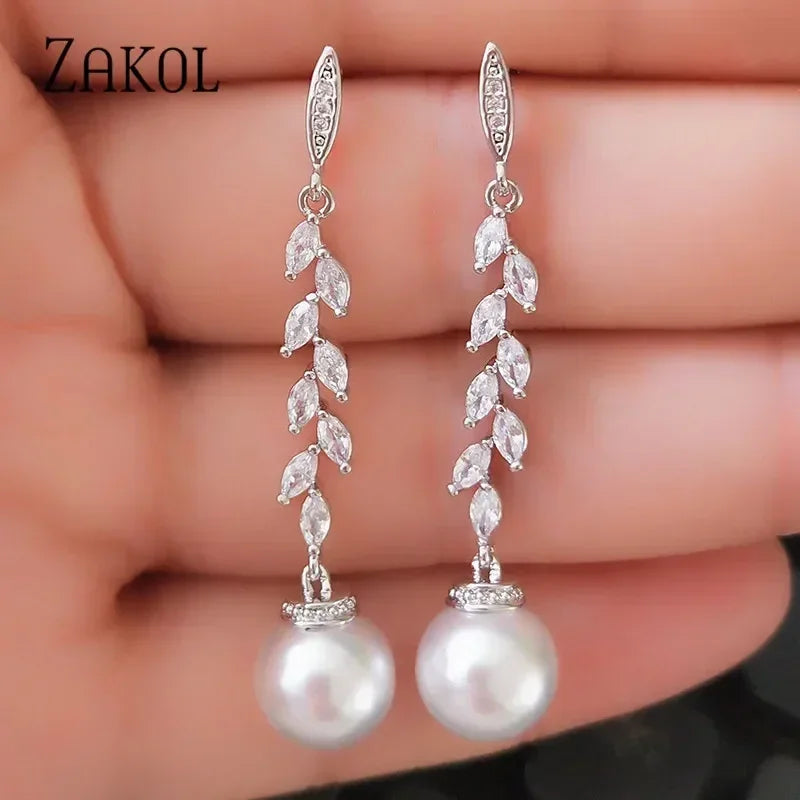 ZAKOL Boucles d'oreilles pendantes rondes imitation perles pour femmes, brillantes, en zircone et cristal, feuilles longues, bijoux de mariée pour mariage