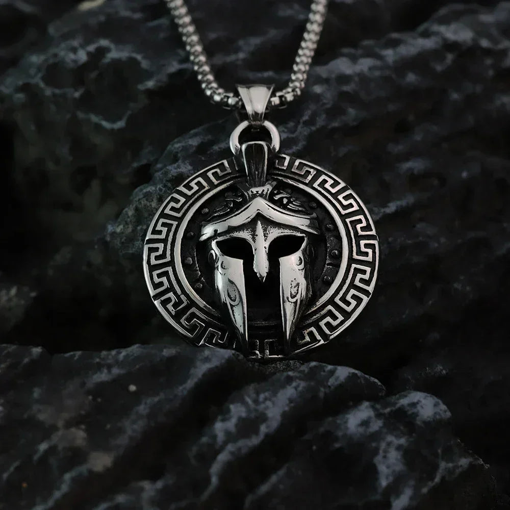Collier homme en acier titane avec masque de guerrier Viking Spartan vintage européen et américain, pendentif casque tendance fait à la main