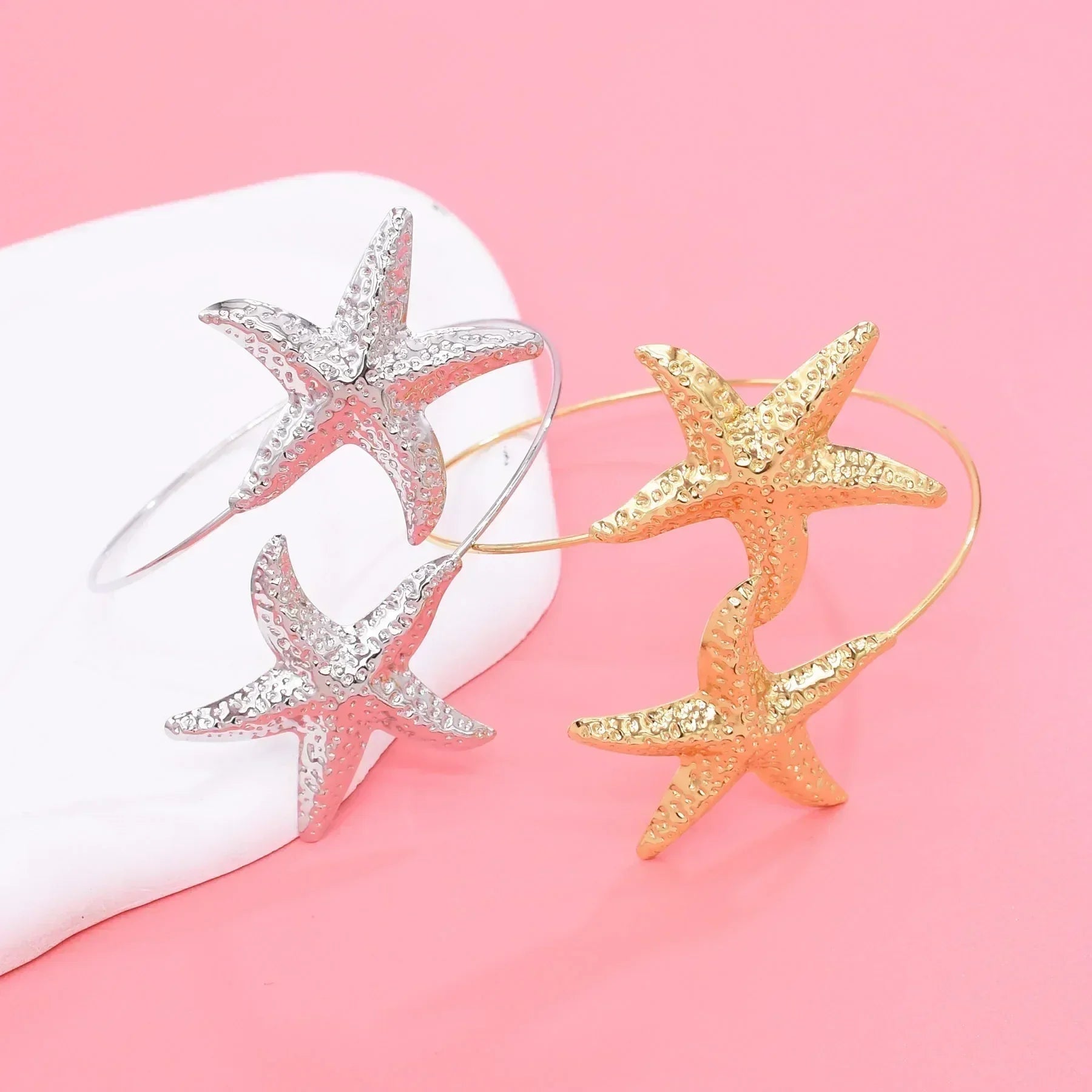 Nouveau bracelet de bras 2 étoiles de mer en alliage doré à la mode pour femmes, idéal pour l'été, la plage, les fêtes dansantes. Manchette, bracelets, accessoires de bijoux, cadeaux