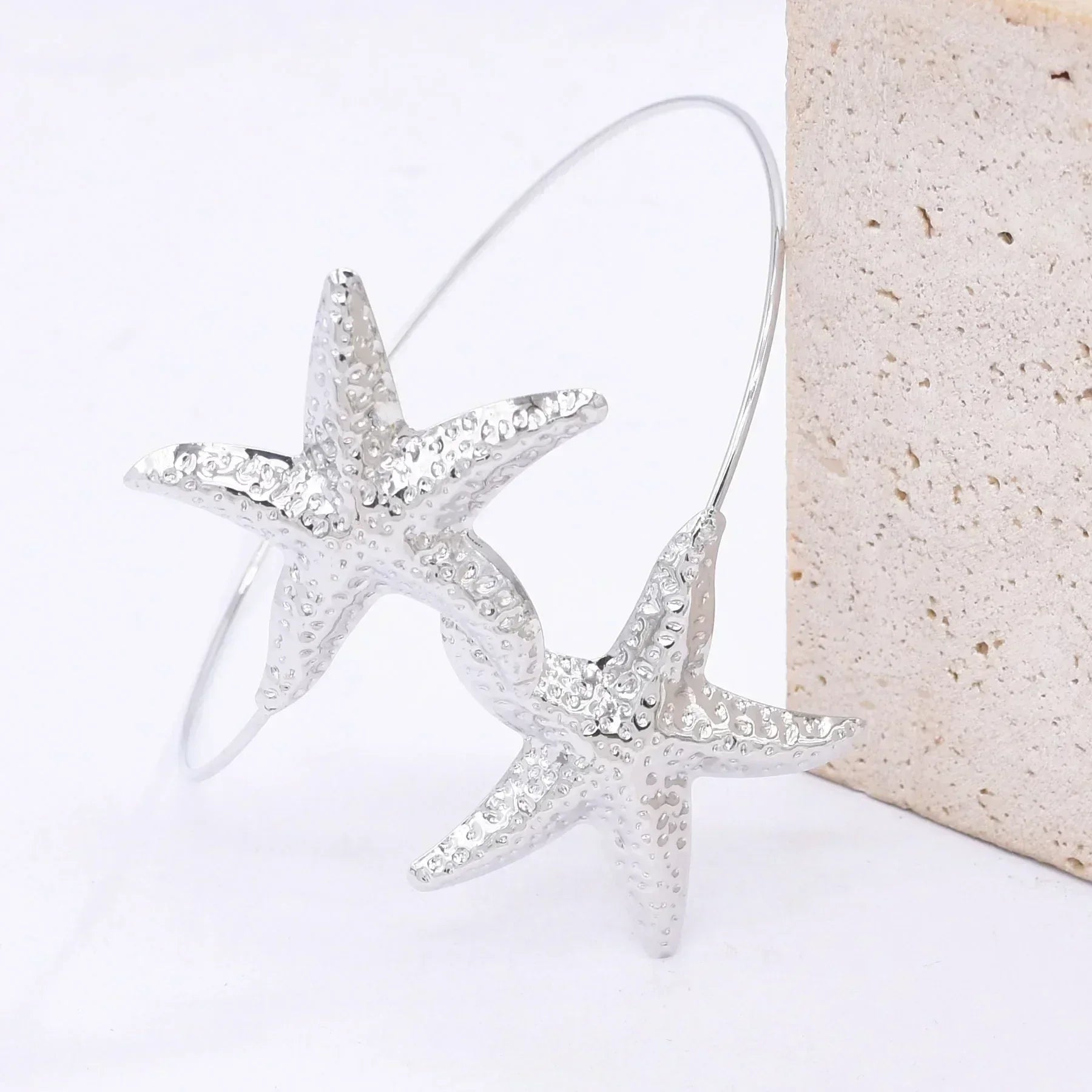 Nouveau bracelet de bras 2 étoiles de mer en alliage doré à la mode pour femmes, idéal pour l'été, la plage, les fêtes dansantes. Manchette, bracelets, accessoires de bijoux, cadeaux