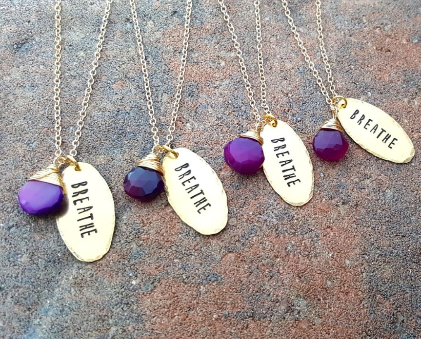 Collier « Breathe » – Plaque en laiton estampée à la main avec calcédoine violette, 50,8 cm