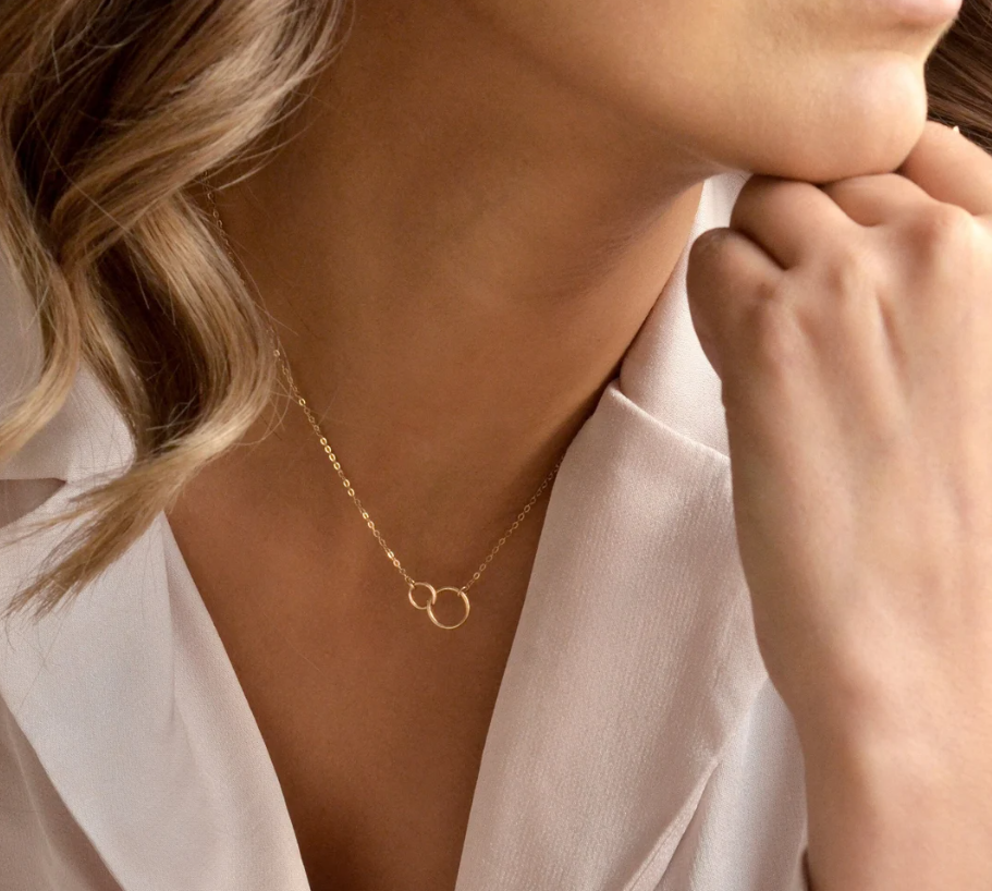 Collier deux cercles entrelacés en or – chaîne de 45 cm