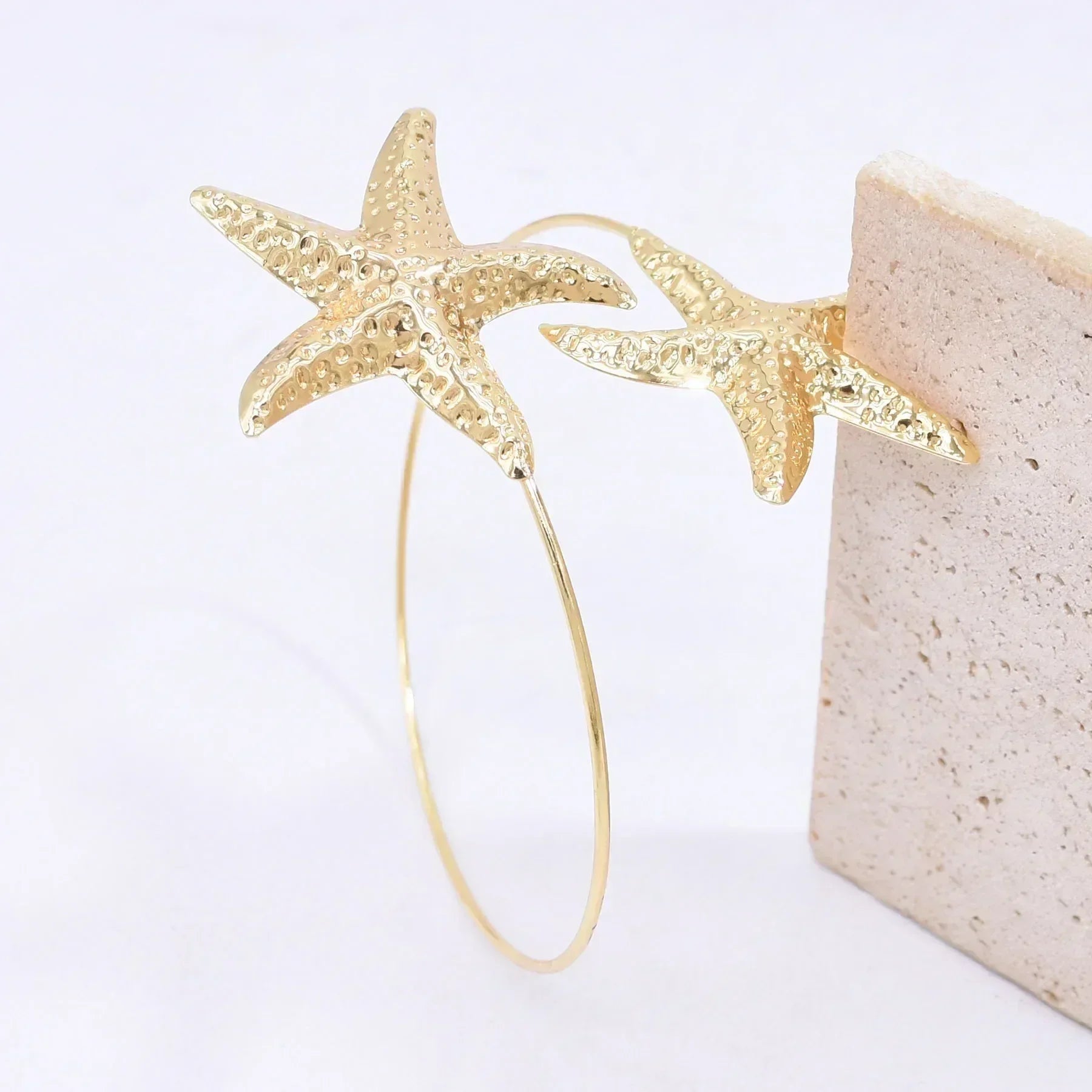 Nouveau bracelet de bras 2 étoiles de mer en alliage doré à la mode pour femmes, idéal pour l'été, la plage, les fêtes dansantes. Manchette, bracelets, accessoires de bijoux, cadeaux