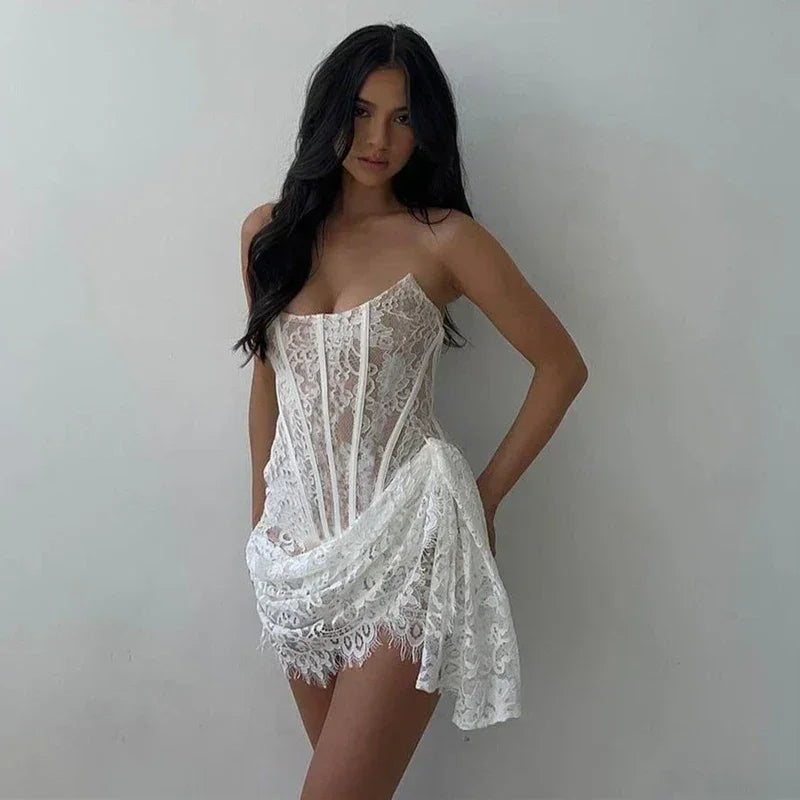 Robe courte élégante en dentelle sans bretelles sexy et transparente avec bandage asymétrique pour femme, idéale pour l'été et les soirées