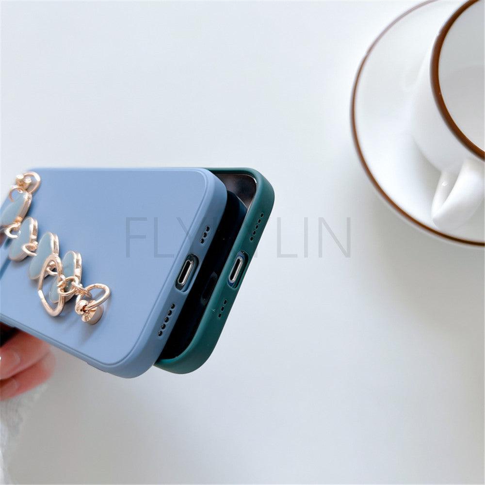 Coque de protection souple et flexible en silicone avec chaîne en cœur d'amour, bracelet à main pour femmes, étui de téléphone pour iPhone 12 13 14 Pro Max Mini 11 Pro Max X XS Max XR 7 8 Plus