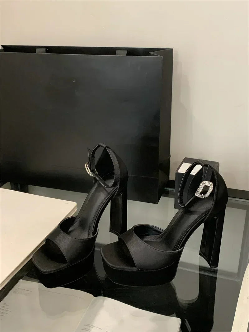 Liyke Runway Style Sandales à talons hauts noires pour femmes, en soie confortable, bout carré, bride à boucle, chaussures de soirée pour dames, taille 40