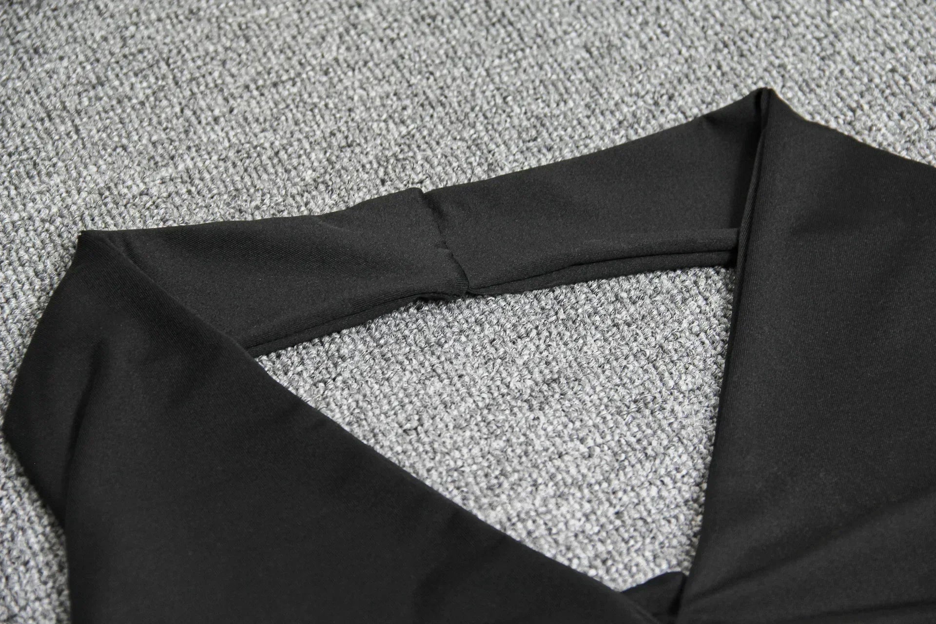 Robe courte sexy à col en V profond pour soirée, sans manches, dos nu, été 2024, blanche, licou, robe moulante pour femme, mini robe de club, tenue de club.
